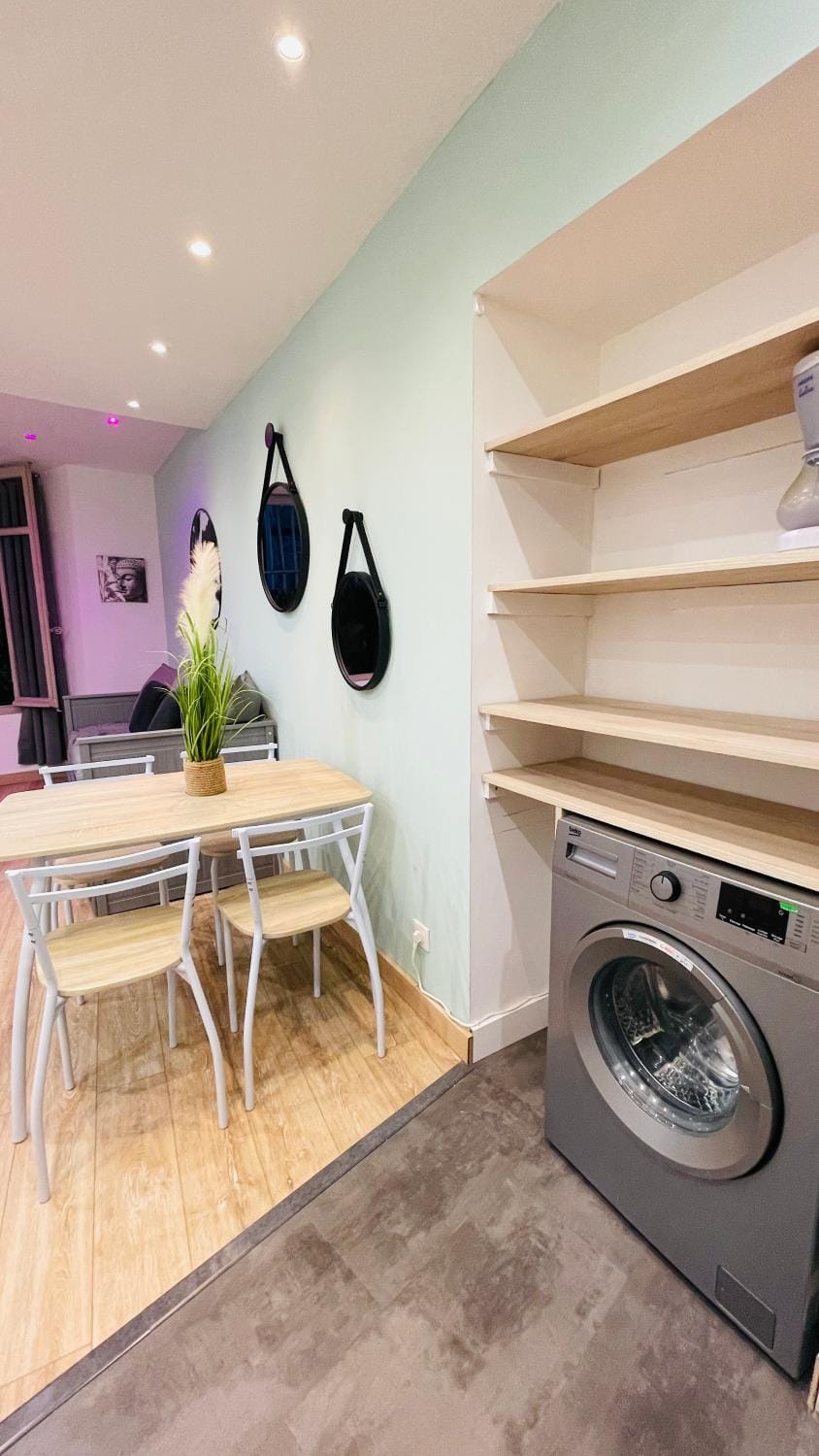 Kitchen or kitchenette, Seating area, Dining area, minibar, washing machine