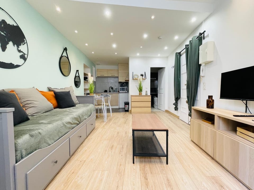 TV and multimedia, Kitchen or kitchenette, Living room, Seating area