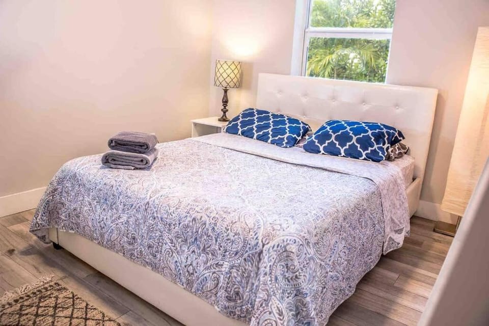 HOUSE WITH POOL, 10 MINS DRIVE TO THE BEACH! House in Biscayne Park
