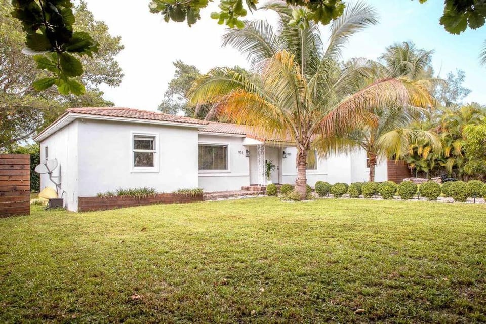 HOUSE WITH POOL, 10 MINS DRIVE TO THE BEACH! House in Biscayne Park