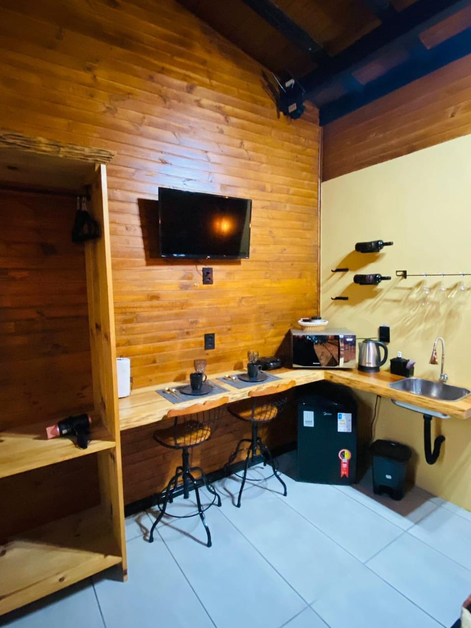 TV and multimedia, Coffee/tea facilities, Dining area, minibar