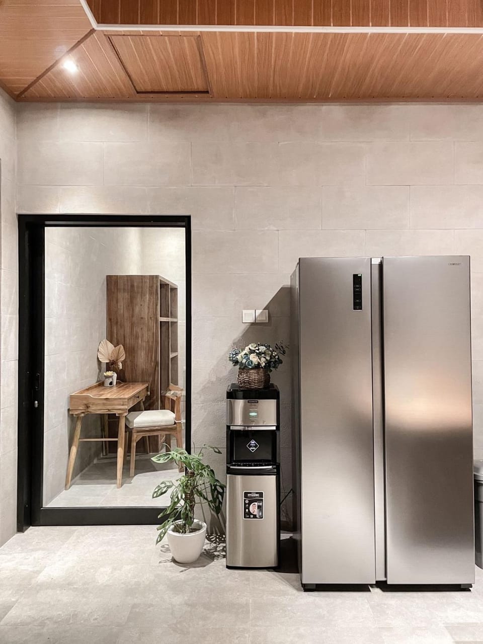 Kitchen or kitchenette, oven