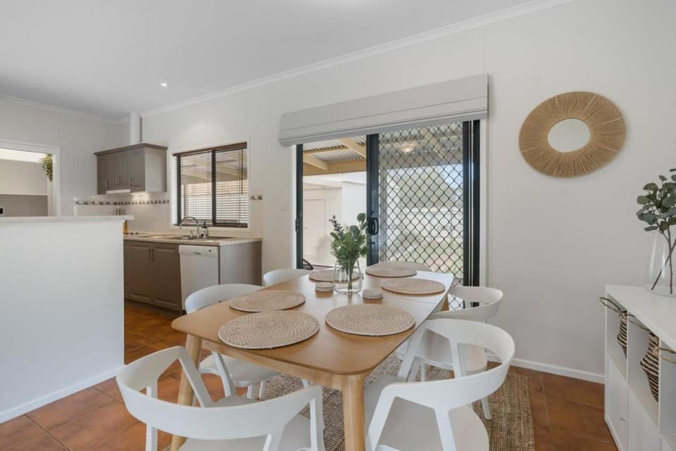 Home on Haynes- BYO LINEN - 1km from Goolwa Beach-Whale Watch House in South Australia
