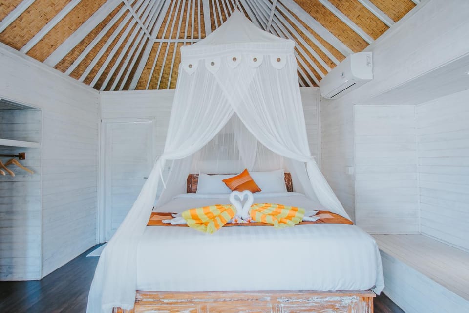 Photo of the whole room, Bedroom