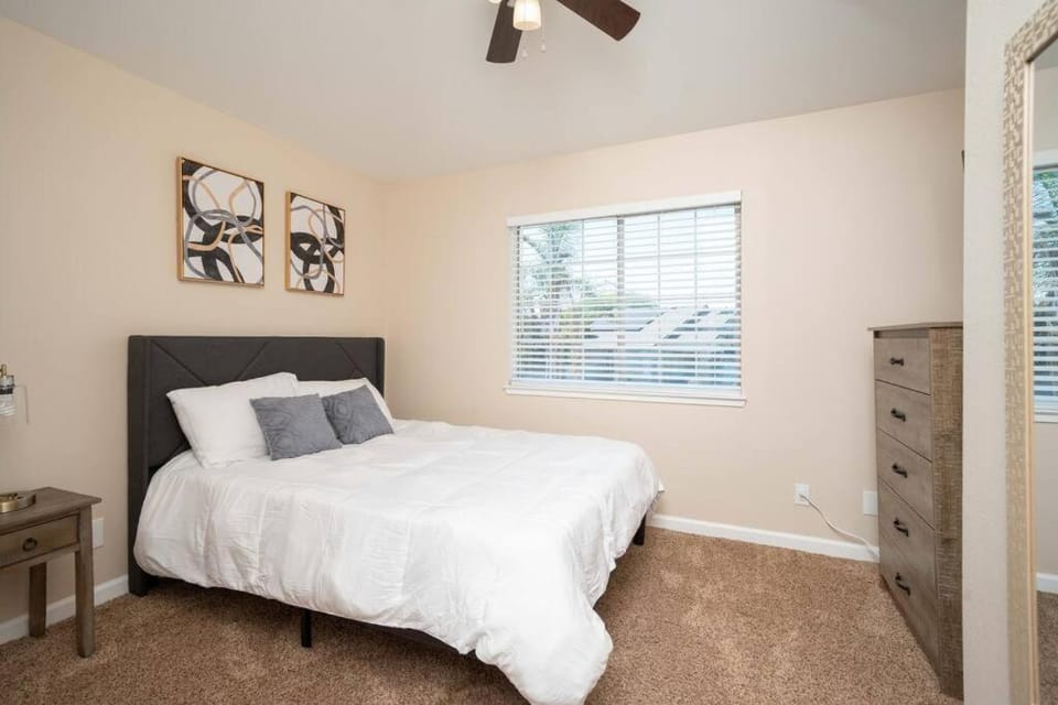 Families/Digital Nomads/Corporate Housing House in Bakersfield