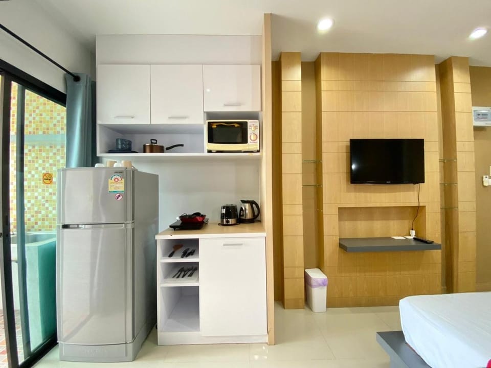 Kitchen or kitchenette, minibar