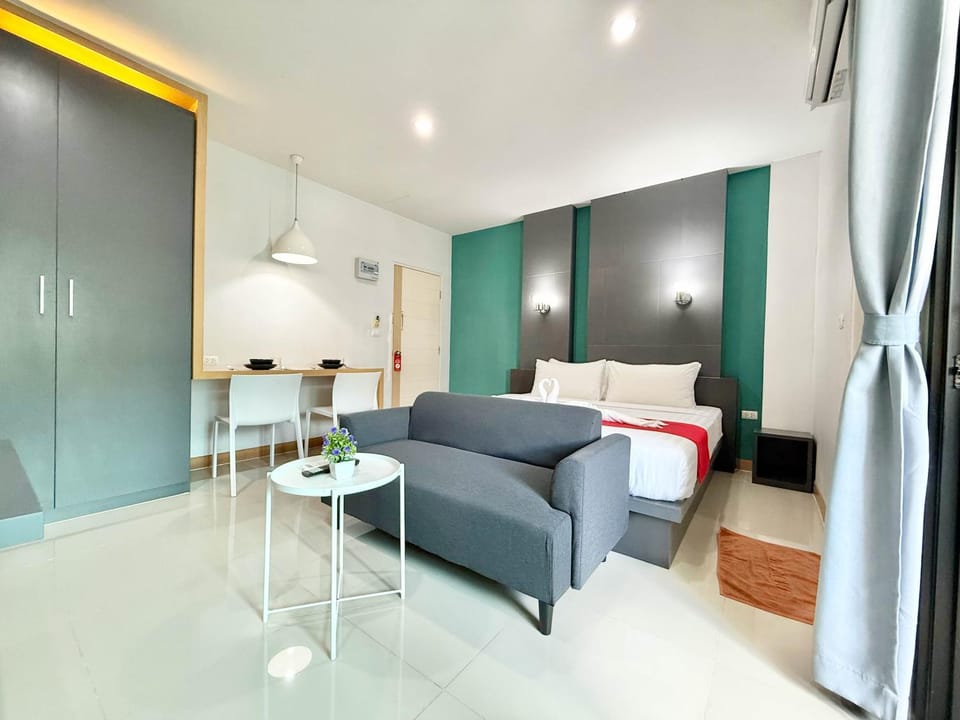 Bed, Living room, Photo of the whole room, Seating area, Bedroom