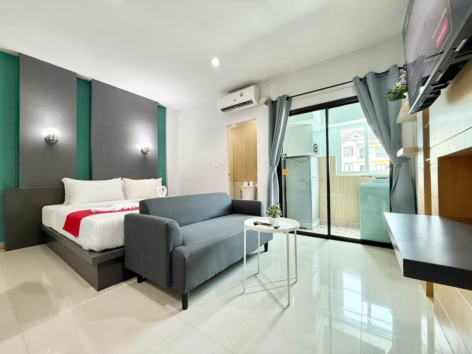 Communal lounge/ TV room, Bed, TV and multimedia, Living room, Photo of the whole room, Seating area, Evening entertainment, Bedroom, air conditioner