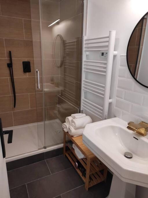 La Cabana Agréable logement avec Jacuzzi/Balnéo House in Nouvelle-Aquitaine