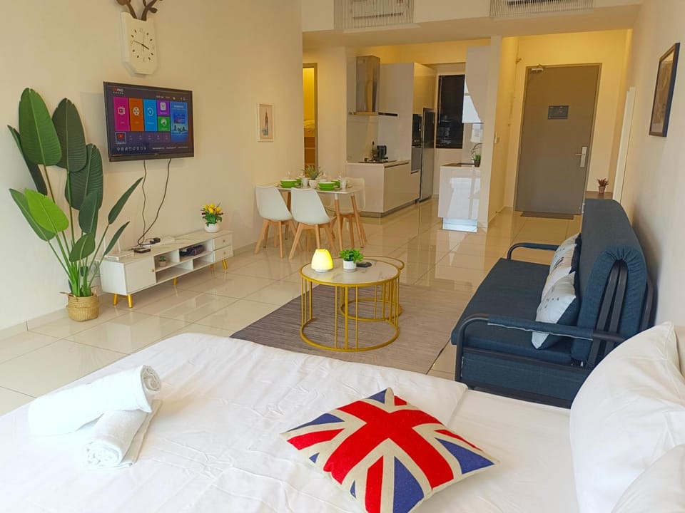 Rooftop Pool, 8 Pax, 2 Bedrooms, 2 Bathrooms, 2 Car Parks by Star Home Apartment in George Town