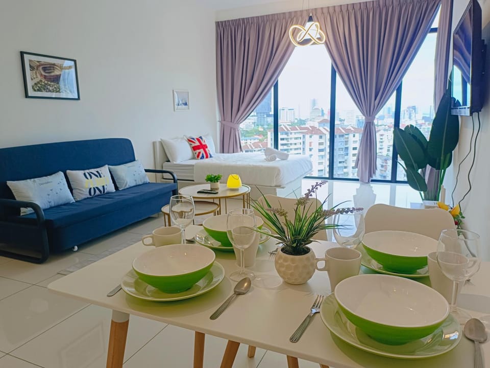 Rooftop Pool, 8 Pax, 2 Bedrooms, 2 Bathrooms, 2 Car Parks by Star Home Apartment in George Town