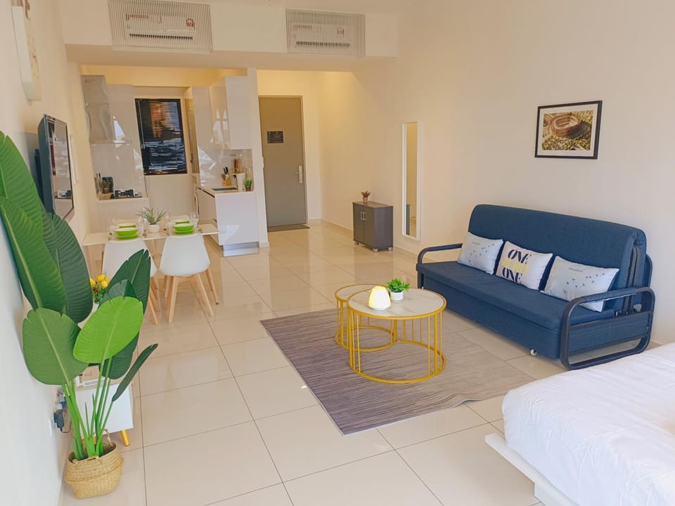 Rooftop Pool, 8 Pax, 2 Bedrooms, 2 Bathrooms, 2 Car Parks by Star Home Apartment in George Town