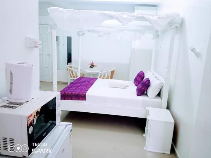 Bed, Seating area