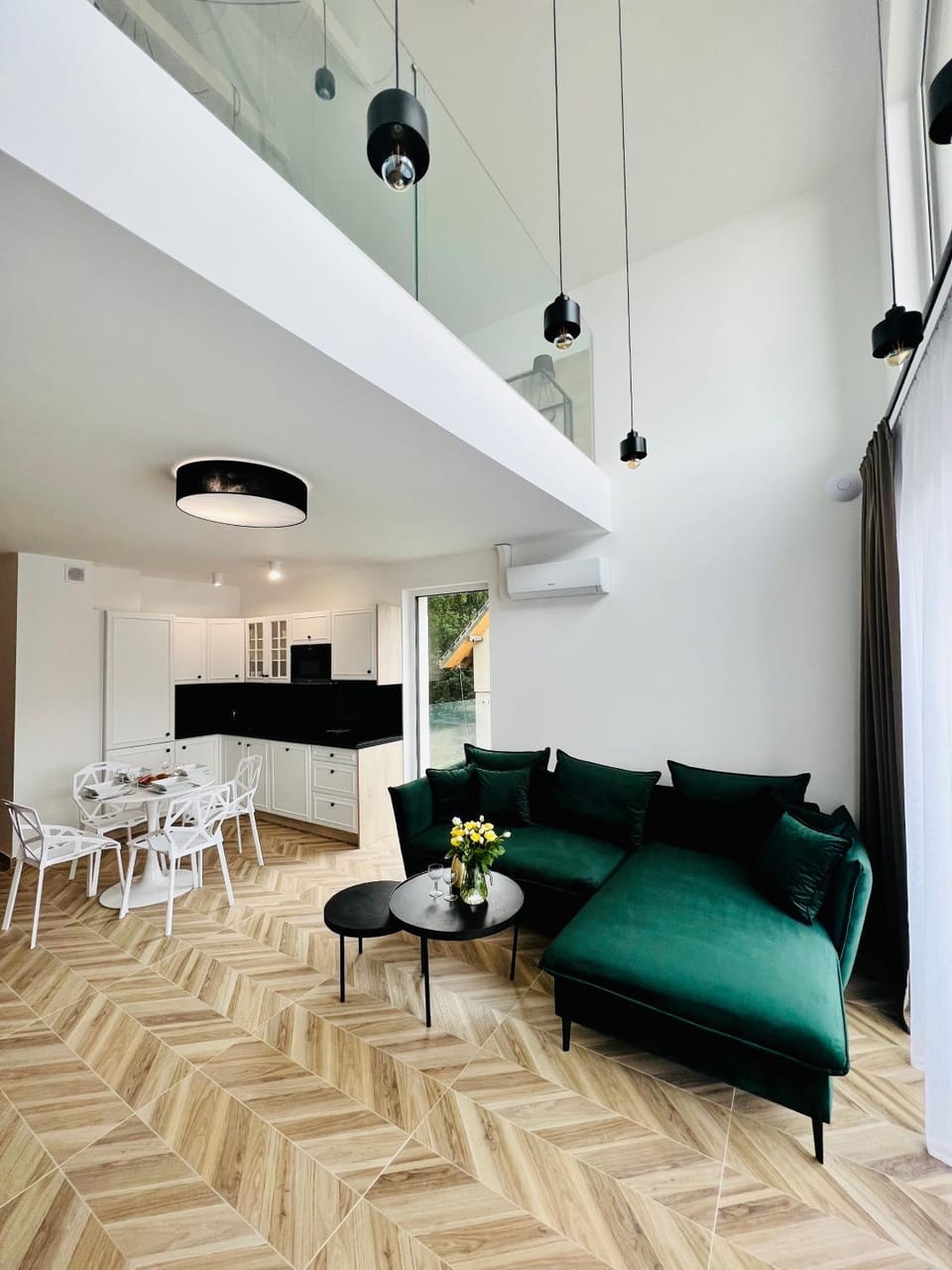 TV and multimedia, Kitchen or kitchenette, Living room, Seating area, Dining area