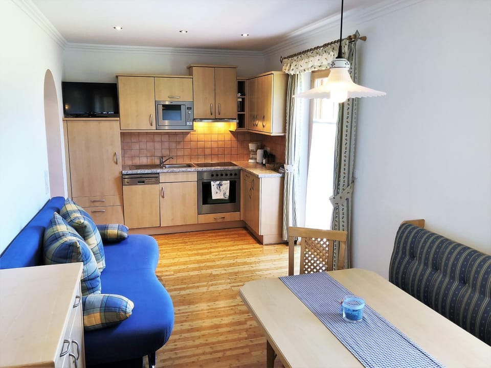Kitchen or kitchenette, Living room