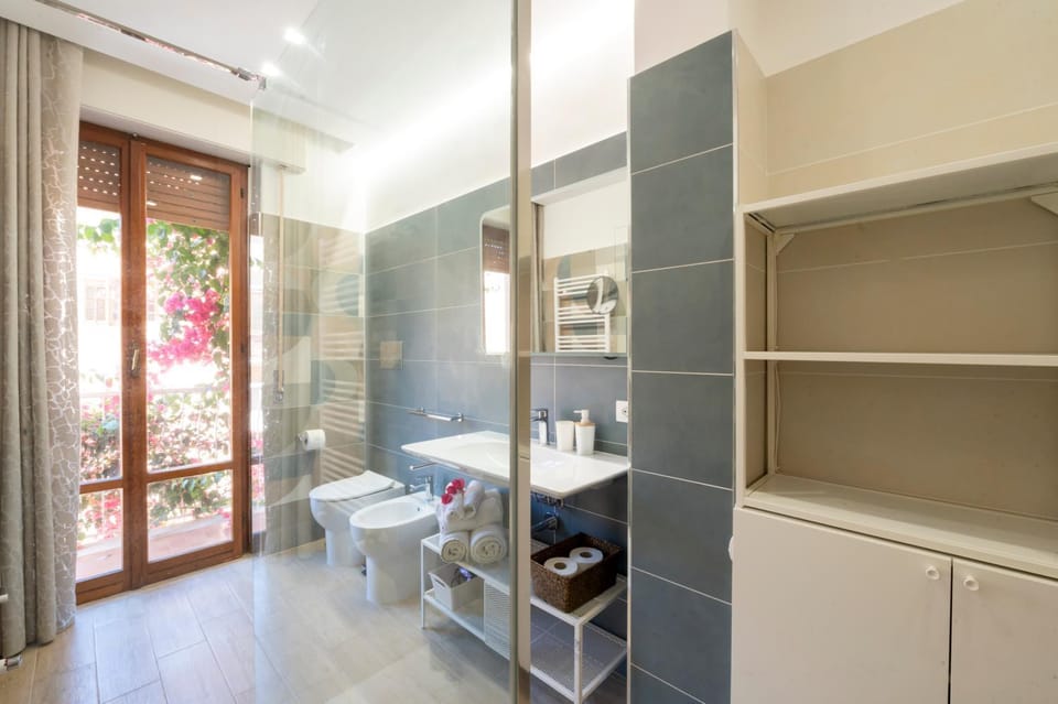 Toilet, Bathroom, towels