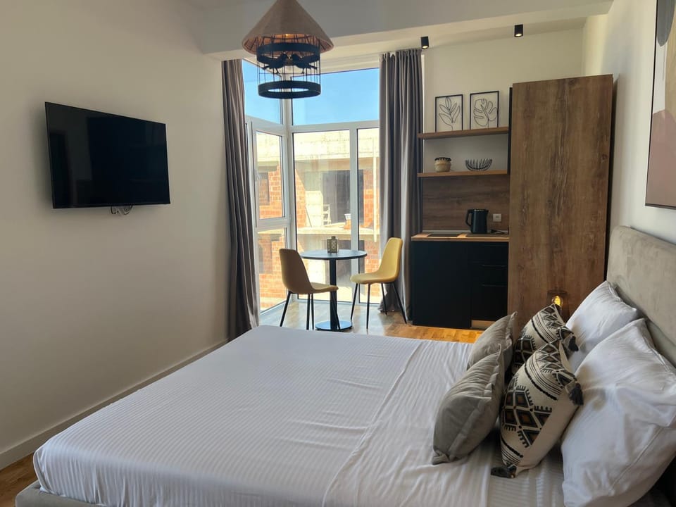 Bed, TV and multimedia, Seating area, wardrobe