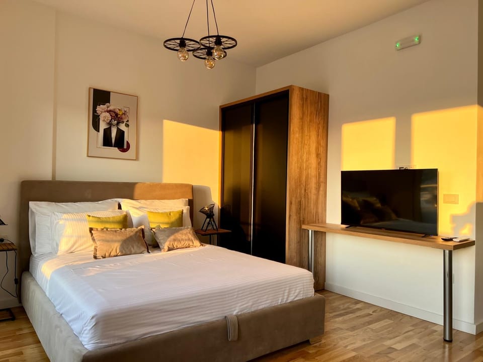 Bed, TV and multimedia, wardrobe