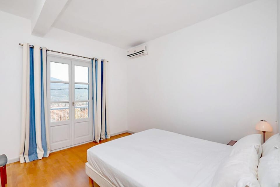 Bed, Bedroom, air conditioner