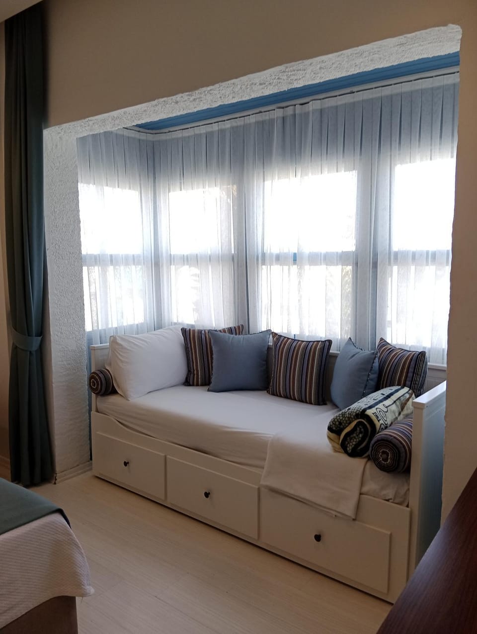 Bed, Seating area