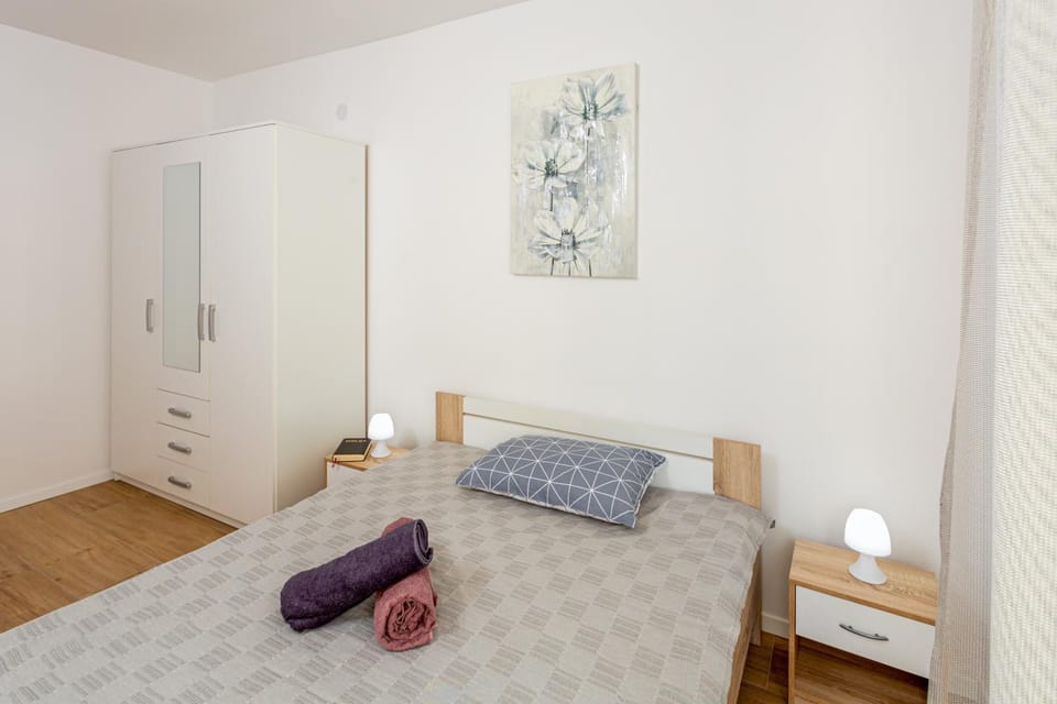 Bed, Bedroom, towels