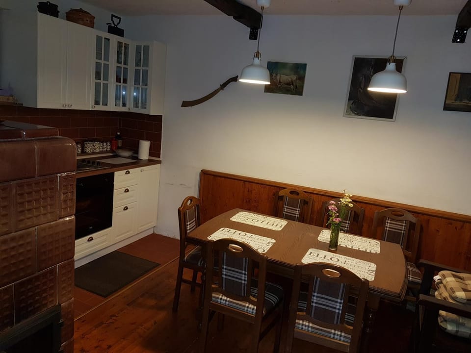 Kitchen or kitchenette, Seating area, Dining area
