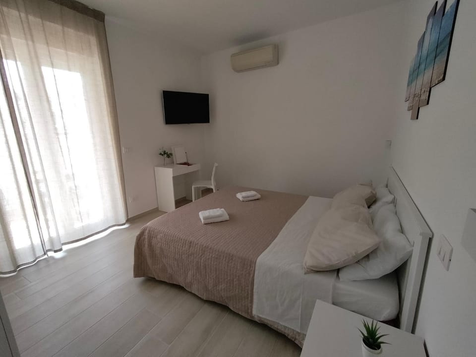 TV and multimedia, Photo of the whole room, Bedroom, air conditioner