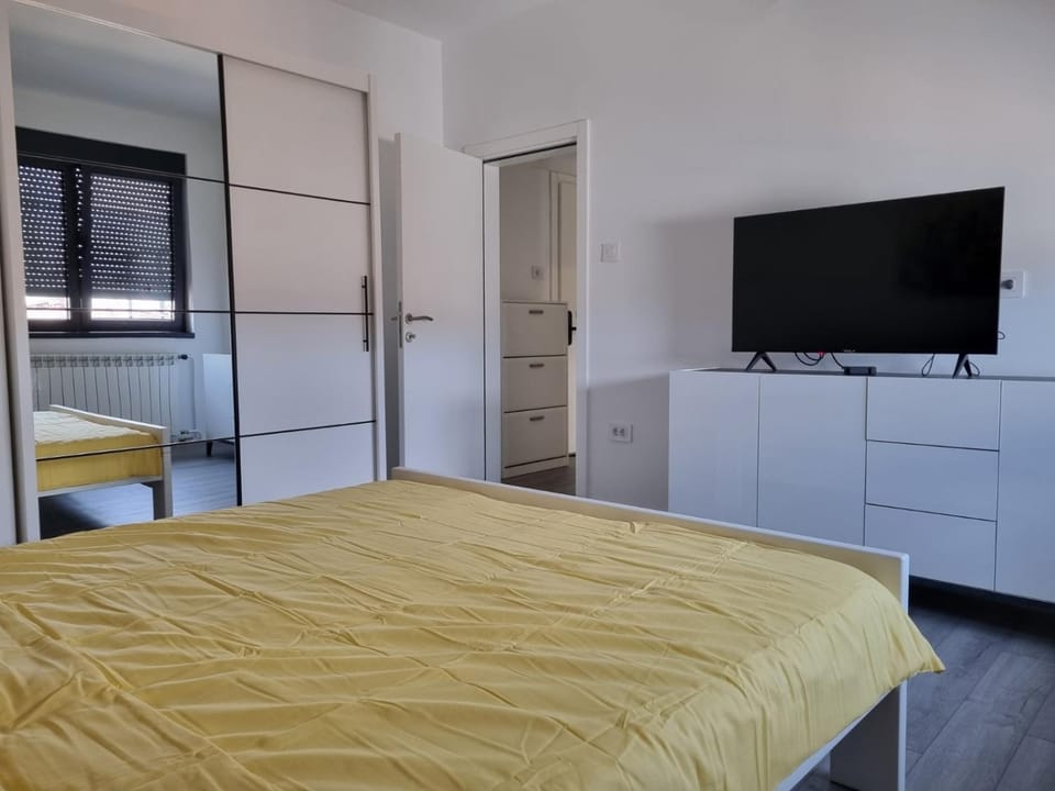Bed, TV and multimedia, Bedroom