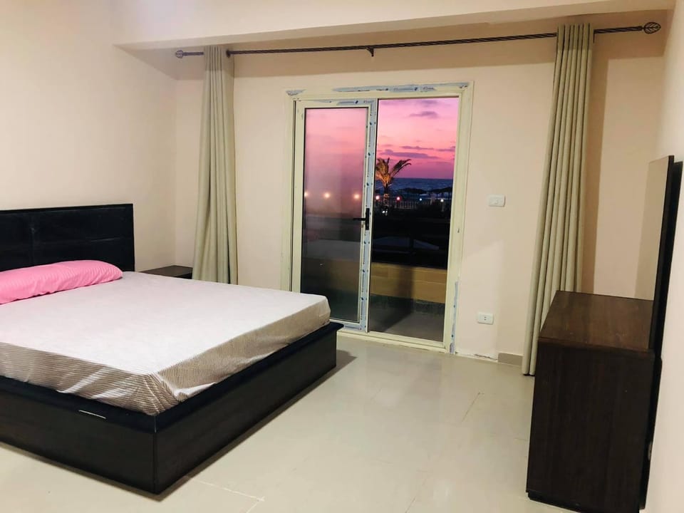 فيلا علي البحر بحمام سباحة خاص - ديمورا الساحل الشمالي Family only Villa in Egypt