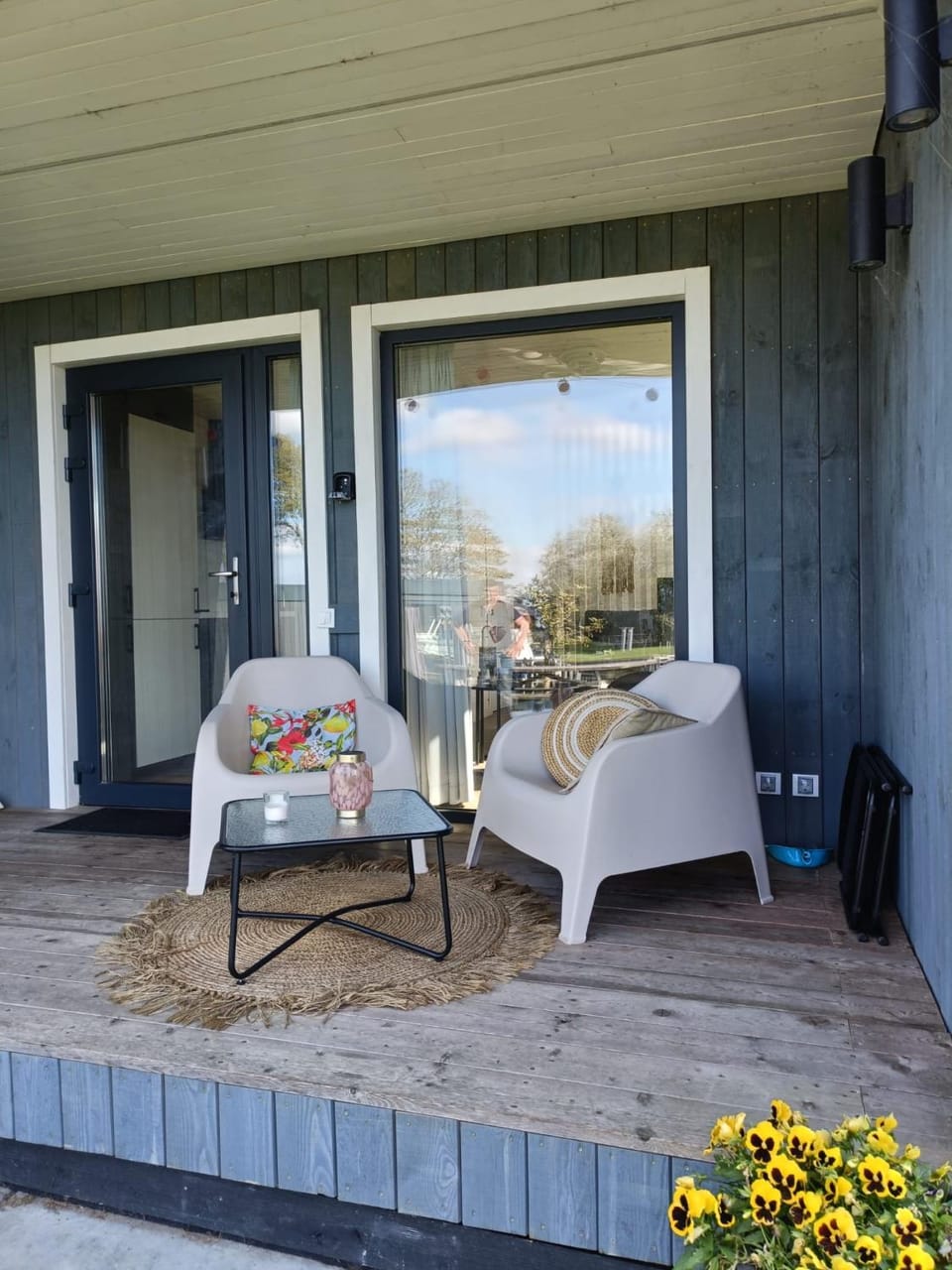 Tiny house aan het water op de appelhof House in Friesland, Netherlands