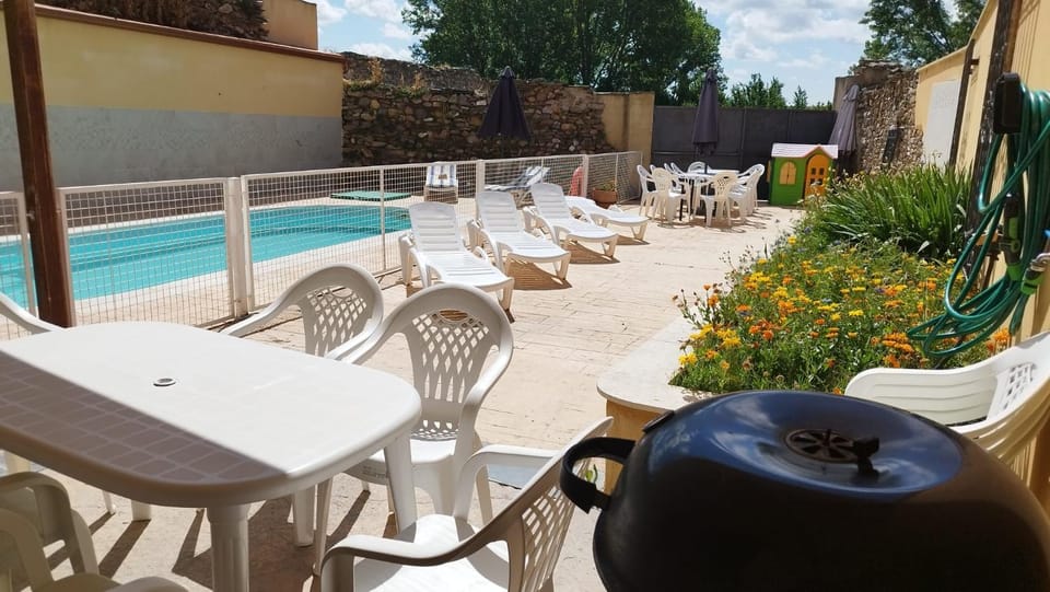Patio, Swimming pool, sunbed