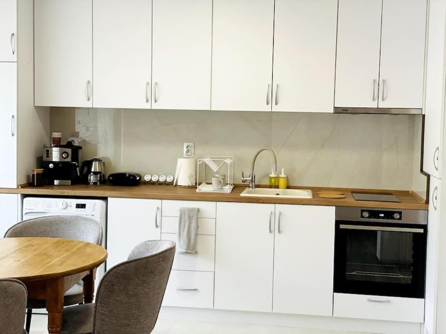 Coffee/tea facilities, Kitchen or kitchenette, Dining area, dishwasher, toaster