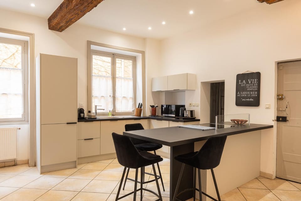 Coffee/tea facilities, Kitchen or kitchenette, Dining area, stove