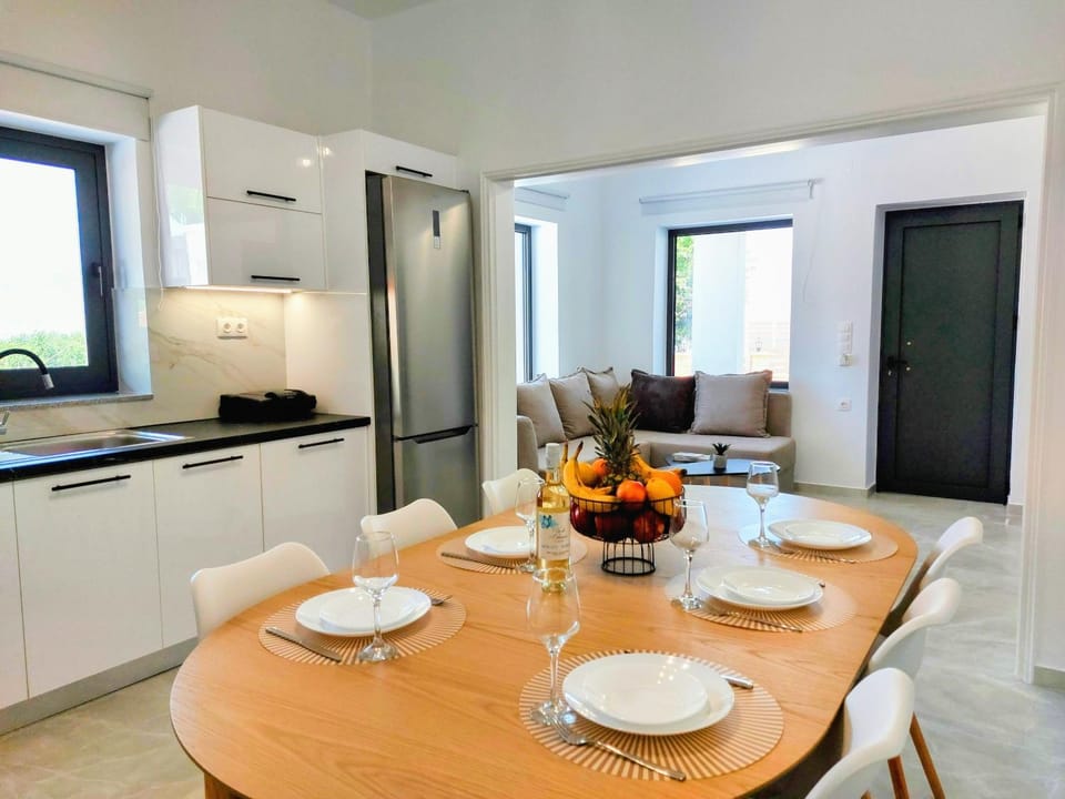 Kitchen or kitchenette, Seating area, Dining area