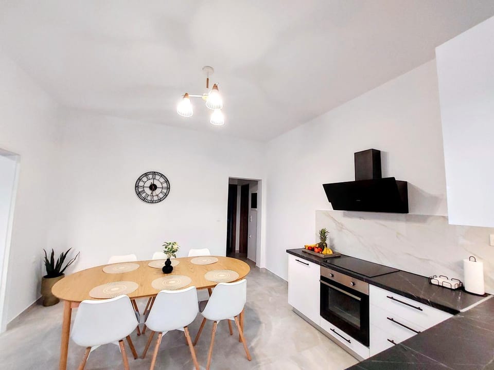 Kitchen or kitchenette, pet friendly, stove