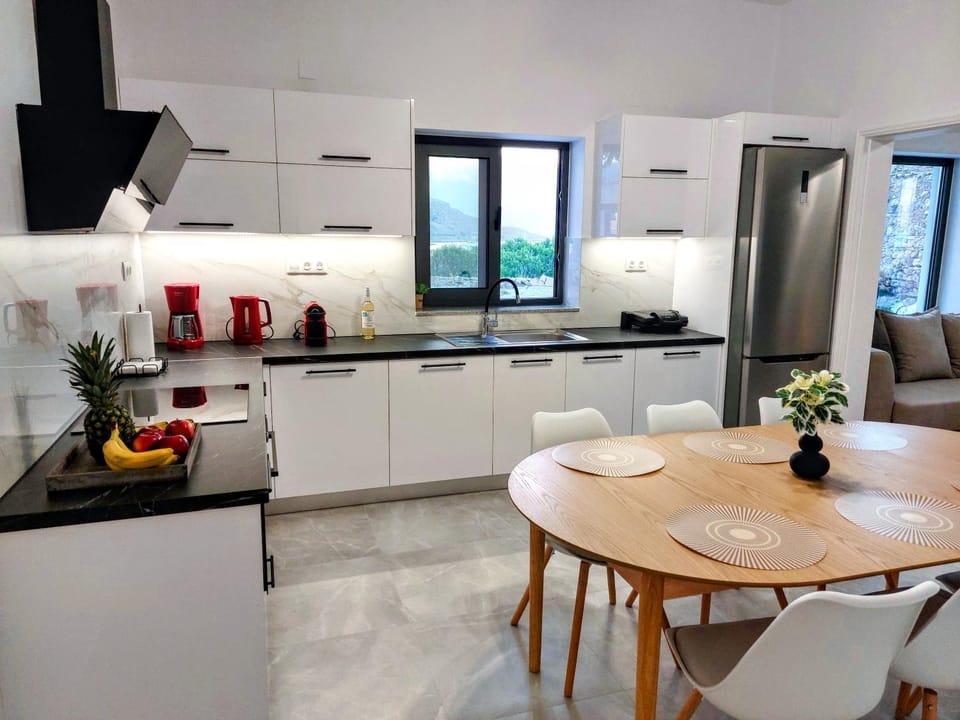 Kitchen or kitchenette, Dining area, dishwasher