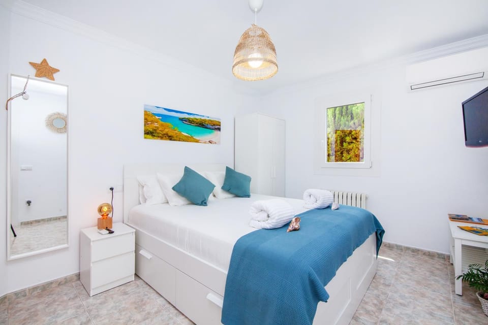 Bed, TV and multimedia, Photo of the whole room, Bedroom