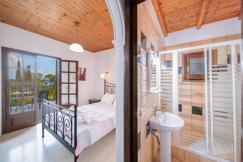 Shower, Bed, Bathroom, Photo of the whole room, Bedroom, towels