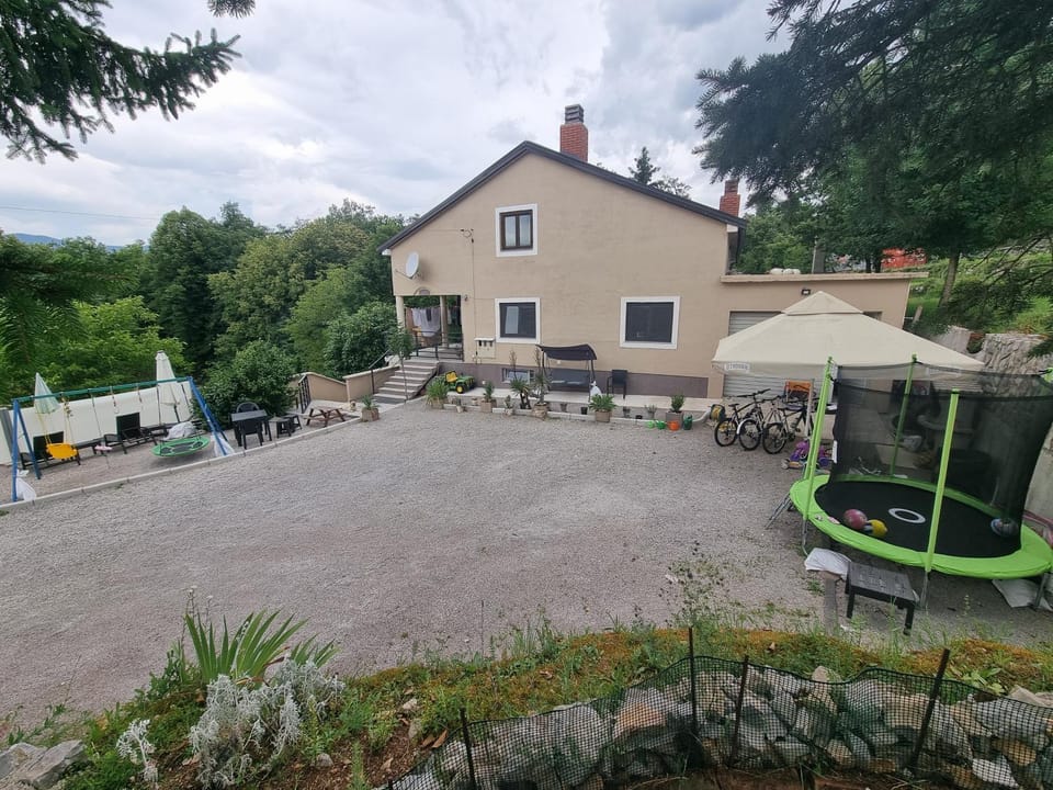 Property building, Garden, Parking