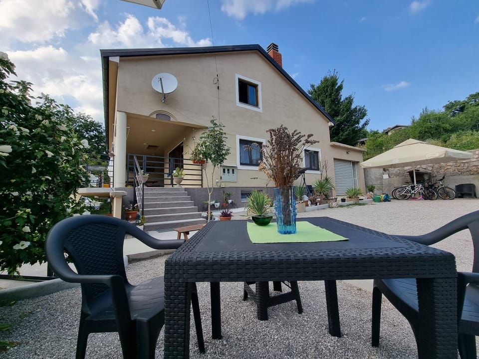 Property building, Day, Balcony/Terrace, Seating area
