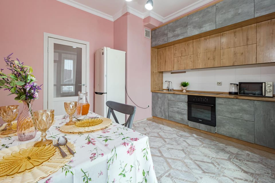 Kitchen or kitchenette, Dining area, stove