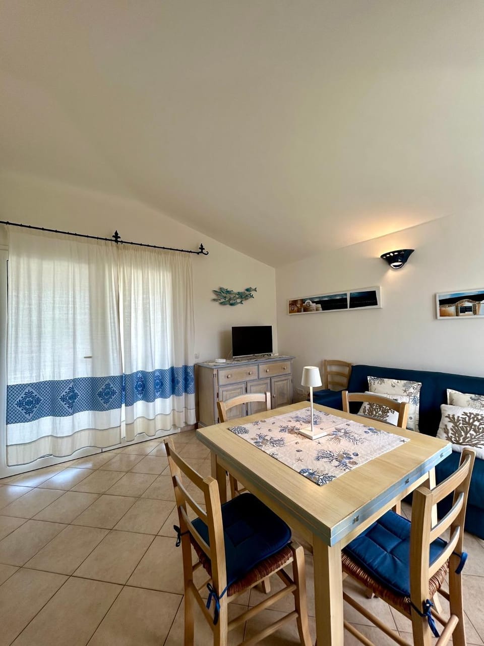 Communal lounge/ TV room, TV and multimedia, Living room, Seating area, Dining area, Evening entertainment