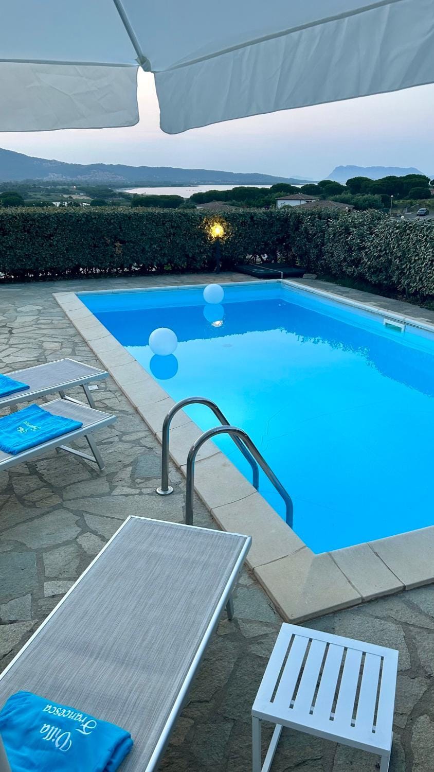 Day, Natural landscape, Pool view, Swimming pool, sunbed