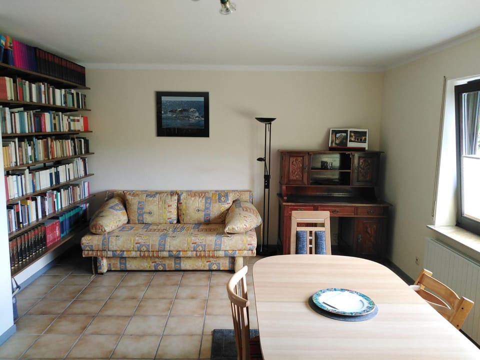 Property building, Library, Living room, Seating area, Dining area, hair dresser