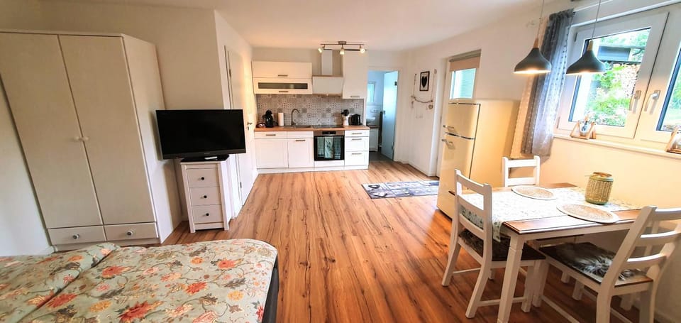 TV and multimedia, Kitchen or kitchenette, Living room