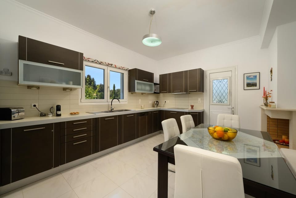 Kitchen or kitchenette, Dining area, dishwasher, minibar, oven, stove