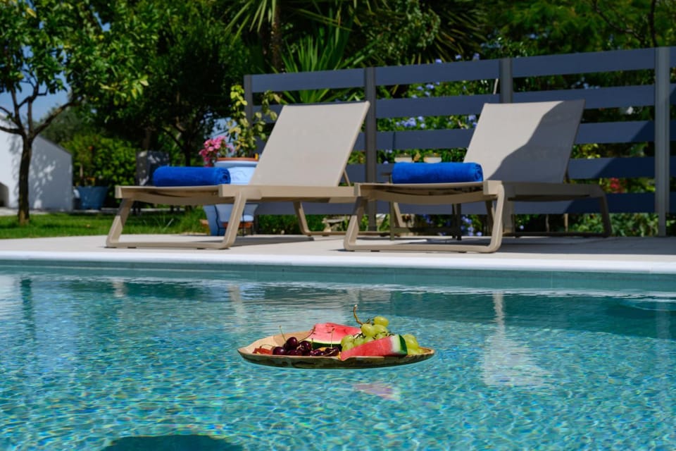 Day, People, Garden, Garden view, Pool view, Swimming pool, group of guests, sunbed