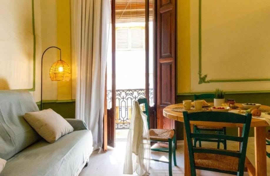 Living room, Food and drinks, Dining area, Food