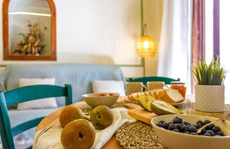 Living room, Food and drinks, Food, Breakfast