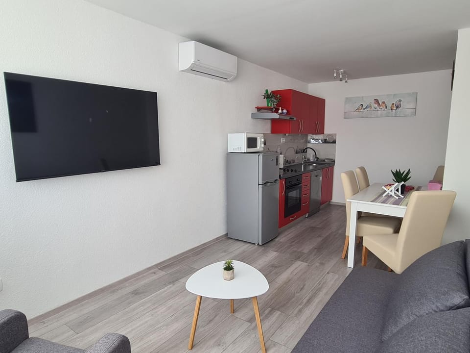 Communal lounge/ TV room, TV and multimedia, Dining area